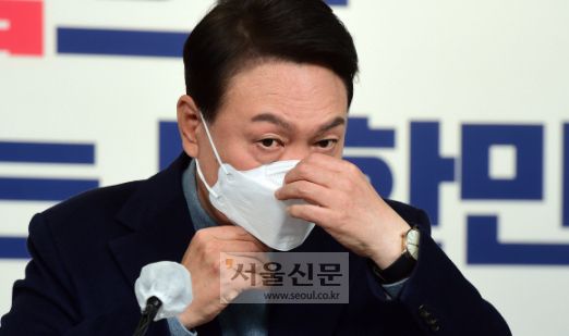 윤석열 대통령 당선인이 13일 서울 여의도 국민의힘 당사에서 대통령직인수위원회 위원장 및 부위원장 인선결과 발표를 마친 뒤 마스크를 쓰고 있다. 윤 당선인은 이날 대통령직 인수위원회 위원장에 안철수 국민의당 대표, 부위원장에는 국민의힘 권영세 의원을 각각 임명했다. 또 기획위원장에는 원희룡 전 제주지사를 선임했다. 2022. 3. 13 정연호 기자