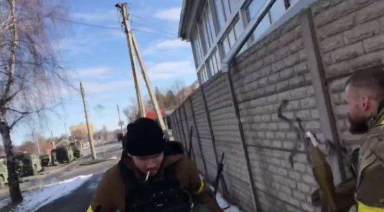 러시아 우크라이나 침공 사태로 시내에 곳곳에 배치된 무장한 군인들의 모습. 출처 웨이보