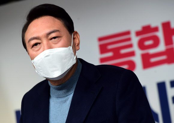 취재진 질문에 답하는 윤석열 - 윤석열 대통령 당선인이 13일 오후 서울 여의도 국민의힘 당사에서 대통령직인수위원회 위원장 및 부위원장 인선 결과를 발표한 뒤 취재진 질문에 답하고 있다. 2022.3.13 국회사진기자단