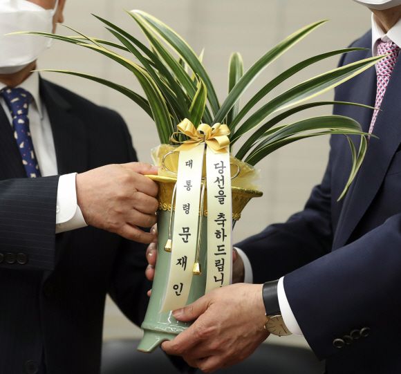 - 윤석열 대통령 당선인이 10일 오후 서울 여의도 국민의힘 당사에서 유영민 대통령 비서실장에게 문재인 대통령의 축하난을 받고 있다. 2022.3.10 김명국 선임기자