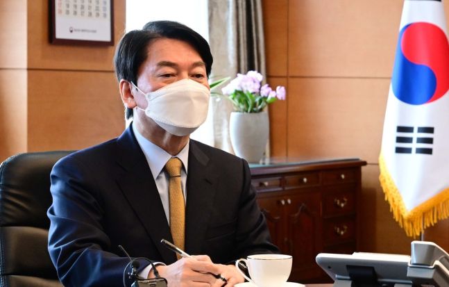 안철수 인수위원장이 14일 오전 서울 종로구 통의동 금융감독원 연수원 집무실에서 열린 인수위 티타임에서 발언하고 있다. 2022.3.14 국회사진기자단