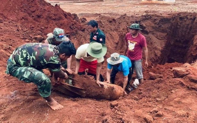 미얀마 동부 카야주의 한 마을 땅속에서 파 낸 불발탄. 카야주 무장세력인 카레니민족방위군은 이를 대량 살상무기인 진공폭탄(열압력탄)이라고 주장했다. 사진=미얀마나우