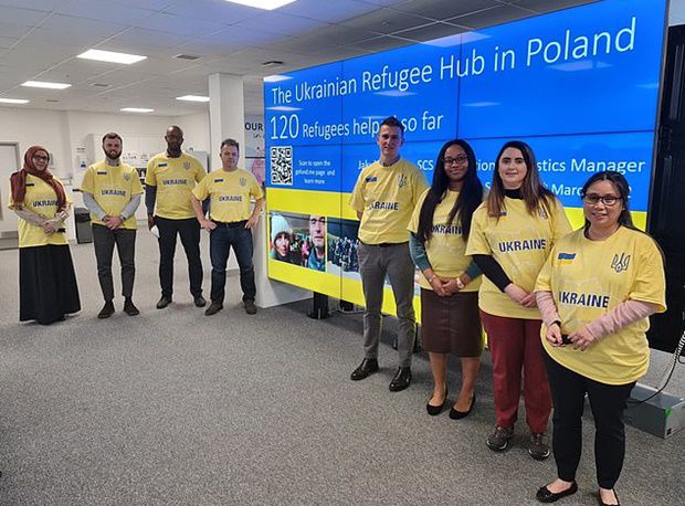 골라타의 상사는 그가 마음 놓고 난민 봉사를 할 수 있도록 장기 휴가를 허락하고, 호텔 임대료도 지원해줬다. 폴란드에 지부를 둔 영국 자선단체를 수소문해 추가 자금 조달까지 도왔다. 사진은 영국 현지에서 골라타를 응원하는 회사 동료들.