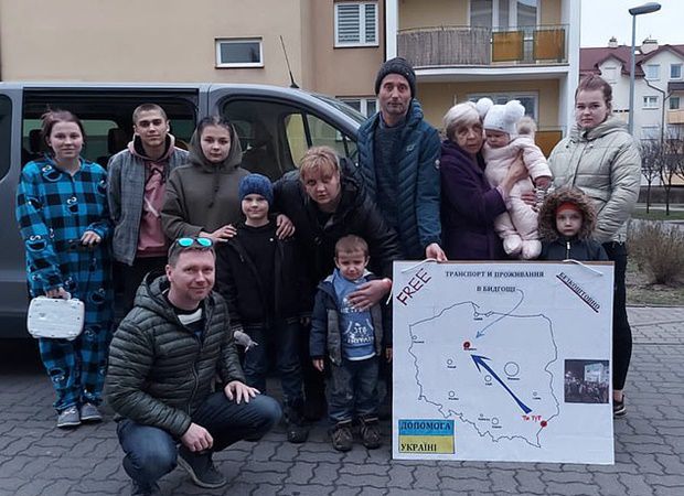 골라타는 우선 작은 버스 한 대를 빌려 우크라이나 난민을 폴란드로 실어 날랐다. 폴란드에 있는 가족과 친구들에게 난민을 인도해주었다. 하지만 그걸론 부족하다는 생각이 들었다.