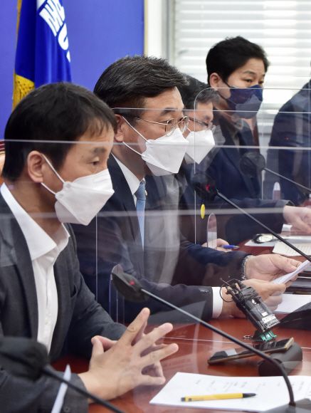 윤호중 원내대표(공동 비대위원장)가 22일 서울 여의도 국회 본관 202호에서 열린 더불어민주당 원내대책회의에 참석, 발언하고 있다. 2022. 3. 22 김명국 선임기자