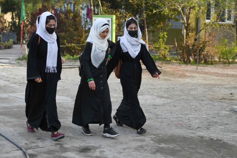 23일(현지시간) 아프가니스탄 수도 카불에서 여학생들이 등교하고 있다.(사진=AFP 연합뉴스)