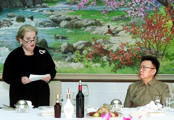 - 매들린 올브라이트 미국 국무장관이 2000년 10월 23일 평양을 찾아 김정일 북한 국방위원장과 만찬을 갖기에 앞서 인삿말을 하고 있다.로이터 자료사진 연합뉴스