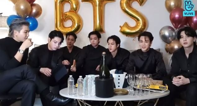 - 팬들을 위해 브이라이브를 켠 방탄소년단