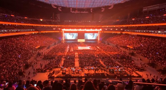 BTS 미국 라스베이거스 콘서트 현장 - 8일(현지시간) 미국 라스베이거스 얼리전트 스타디움에서 방탄소년단 콘서트가 열리고 있다. 방탄소년단은 이달 8-9일, 15-16일 총 네번의 콘서트를 개최한다. 2022.4.9  독자 제공.