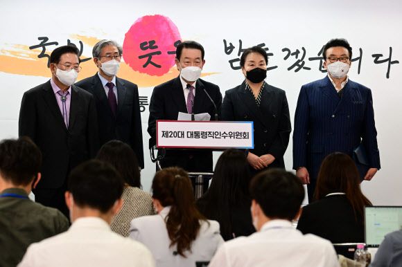 - 박주선(가운데) 대통령취임준비원장이 11일 서울 종로구 통의동 인수위 공동기자회견장에서 열린 제20대 대통령 취임식 준비위원회 기자회견에서 브리핑하고 있다. 2022.4.11 연합뉴스