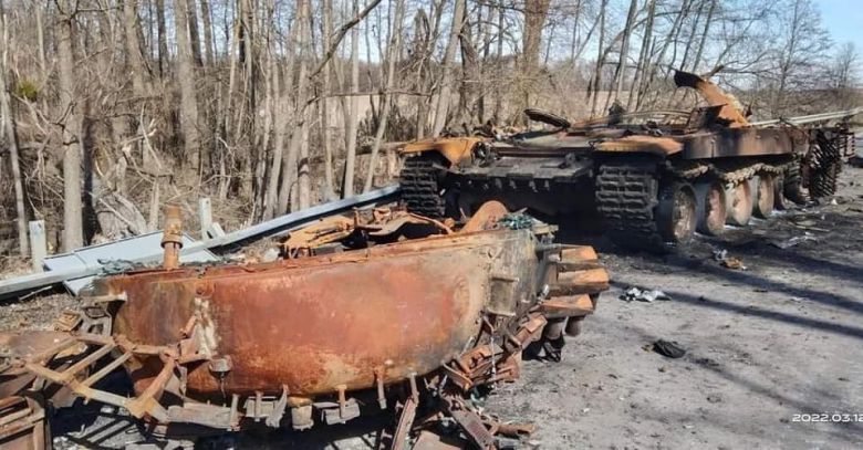 우크라이나군 매복 공격으로 포탑이 뜯겨져 나간 러시아 전차. 우크라이나 국방부 제공