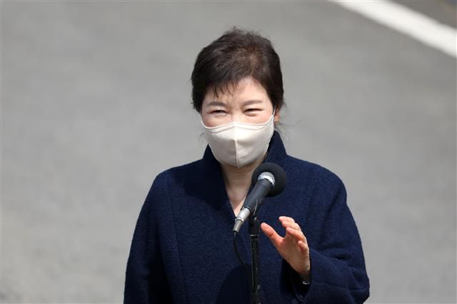 대구 사저 도착해 대국민 메시지 발표하는 박근혜 전 대통령 - 지난해 특별사면 후 입원치료를 하다 퇴원한 박근혜 전 대통령이 24일 오후 대구시 달성군 사저에 도착해 대국민 메시지를 발표하고 있다. 2022.3.24 뉴스1