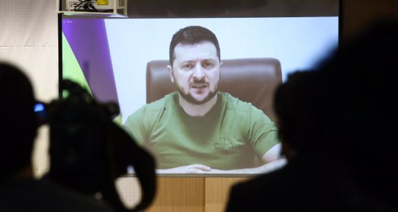 - 볼로디미르 젤렌스키 우크라이나 대통령이 11일 국회 도서관 대강당에서 화상연설을 하고있다. 2022. 4. 11 정연호 기자