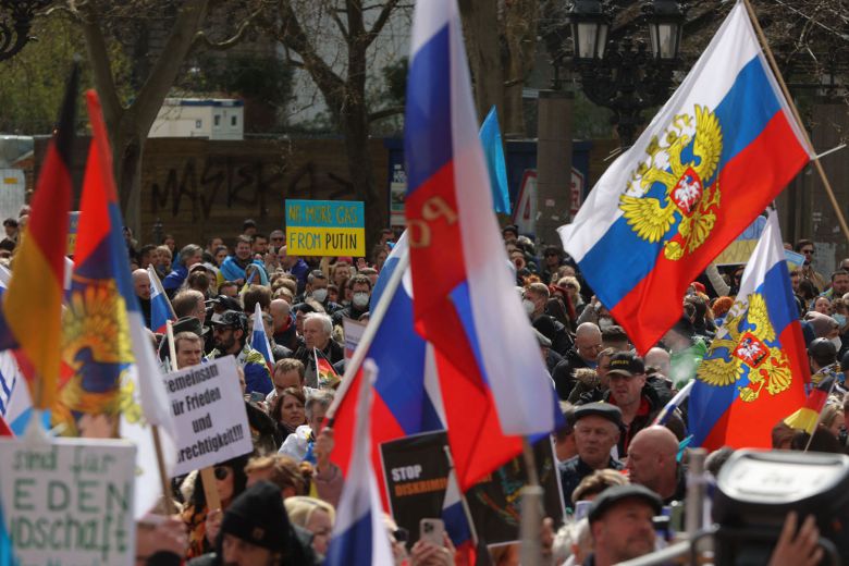 독일에서도 같은 날(10일) 비슷한 시위가 벌어졌다. 프랑크푸르트 도심에서 현지거주 러시아인 약 600명은 ‘러시아 혐오’를 반대한다는 명분으로 시위에 나섰다. / AFP 연합뉴스