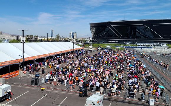 BTS 굿즈 구매행렬 - 8일(현지시간) 방탄소년단의 콘서트가 열린 미국 라스베이거스 얼리전트 스타디움 앞에서 팬들이 방탄소년단 굿즈를 구매하려고 기다리고 있다. 2022.4.9 연합뉴스