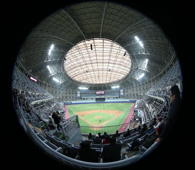 2021 프로야구 한국시리즈가 열리는 고척스카이돔은 인조 잔디와 많은 실내 조명으로 수비하기에 어려운 구장으로 꼽힌다.  연합뉴스