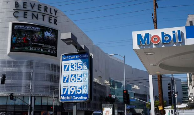 미국의 러시아산 원유 금수 조치로 휘발윳값이 치솟았던 지난달. 로스앤젤레스의 한 주유소