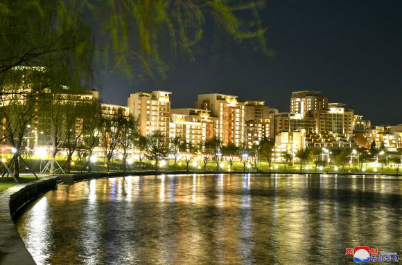 김정은, 평양 고급주택지 준공식 참석…“수령님 기뻐하실 것” - 김정은 북한 국무위원장이 김일성 110회 생일(4월 15일ㆍ태양절)을 앞두고 새로 조성된 평양 고급 주택지구 준공식에 참석했다고 조선중앙통신이 14일 보도했다. 김 위원장은 전날 열린 보통강 강안(강변) 다락식(테라스식) 주택구 준공식에 참석해 준공 테이프를 끊었다. 2022.4.14  평양 조선중앙통신=연합뉴스