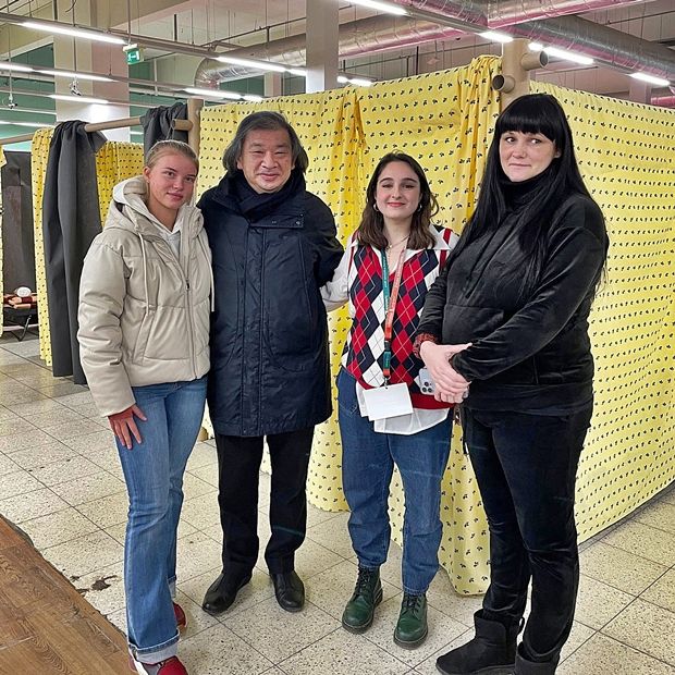 지난달 11일, 우크라이나 서부 국경에서 약 25㎞ 떨어진 폴란드 도시 헤움에 우크라이나 난민 보호소가 들어섰다. 반 시게루와 그가 설립한 비영리 단체는 폐점으로 빈 대형마트 테스코 매장에 난민 620명을 수용할 수 있는 ‘종이집’을 만들었다. 빈 시게루(사진 왼쪽에서 두 번째)와 현지 자원봉사자, 우크라이나 난민 가족이 웃으며 사진을 찍고 있다./출처=자원건축가네트워크(VAN)