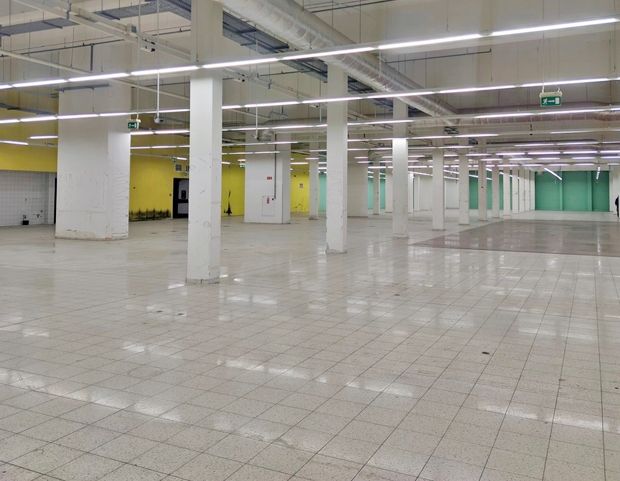 지난달 11일, 우크라이나 서부 국경에서 약 25㎞ 떨어진 폴란드 도시 헤움에 우크라이나 난민 보호소가 들어섰다. 반 시게루와 그가 설립한 비영리 단체는 폐점으로 빈 대형마트 테스코 매장에 난민 620명을 수용할 수 있는 ‘종이집’을 만들었다./출처=자원건축가네트워크(VAN)