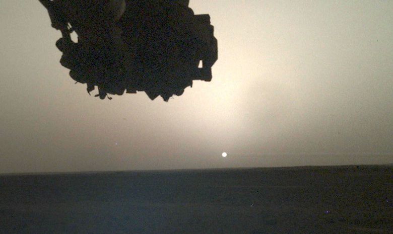 지난 10일 화성에서의 일출을 담은 인사이트. 사진=NASA