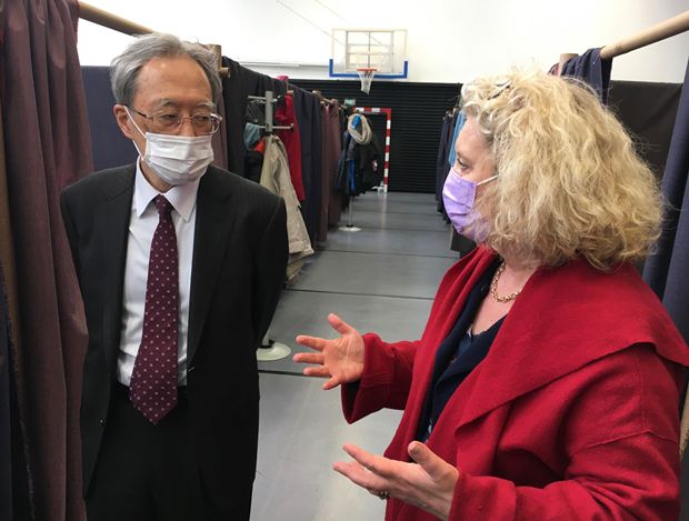 지난 8일(현지시간) 프랑스 파리 10구에 마련된 우크라이나 난민 숙소를 방문한 이하라 준이치 주프랑스일본대사가 관계자 설명을 듣고 있다. 주프랑스일본대사관은 자국 건축가 반 시게루의 종이 칸막이 시스템, PPS(Paper Partition System) 설계 덕에 우크라이나 난민 사생활이 보호되고 있다고 전했다./출처=주프랑스일본대사관