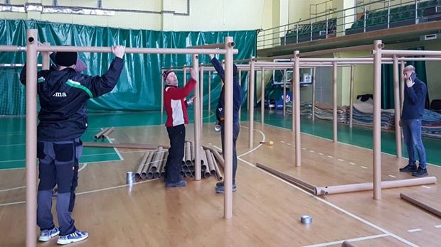 반 시게루가 설립한 자원건축가네트워크(VAN)는 지난달 25일(현지시간) 폴란드에 인접한 우크라이나 서부 르비우(리비우)의 수의과대학 건물에 빈 시게루의 종이 칸막이 시스템을 활용한 종이집 82대를 설치했다./출처=자원건축가네트워크(VAN)