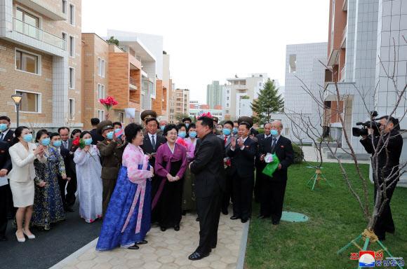 김정은, 평양 고급주택지 준공식 참석…“수령님 기뻐하실 것” - 김정은 북한 국무위원장이 김일성 110회 생일(4월 15일ㆍ태양절)을 앞두고 새로 조성된 평양 고급 주택지구 준공식에 참석했다고 조선중앙통신이 14일 보도했다.김 위원장은 전날 열린 보통강 강안(강변) 다락식(테라스식) 주택구 준공식에 참석해 준공 테이프를 끊었다. 2022.4.14  평양 조선중앙통신=연합뉴스