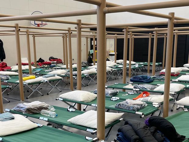 일본 건축가 반 시게루가 설립한 자원건축가네트워크(VAN)는 지난달 22일(현지시간)부터 사흘 간 프랑스 파리 10구와 12구 체육관 두 곳에 각 42개, 28개의 종이방을 완성했다. 반 시게루의 PPS(Paper Partition System)를 활용해 우크라이나 난민을 위한 2.2m×2.2m 크기의 임시 거처를 세웠다. 당시 파리를 찾은 반 시게루(사진 오른쪽 두 번째)가 활동가 및 자원봉사자와 이야기를 나누고 있다./출처=자원건축가네트워크(VAN)