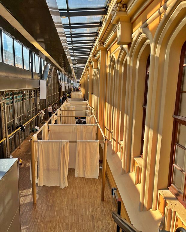 지난달 11일(현지시간) 폴란드 브로츠와프 글로프니 기차역에 우크라이나 난민을 위한 임시 거처가 마련됐다. 일본 건축가 반 시게루와 그가 설립한 비영리 단체 자원건축가네트워크(VAN) 활동가, 현지 대학생 등 자원봉사자는 반 시게루의  종이 칸막이 시스템, PPS(Paper Partition System)를 활용해 ‘종이집’을 마련했다./출처=브로츠와프 현지 활동가 마치에이 부코