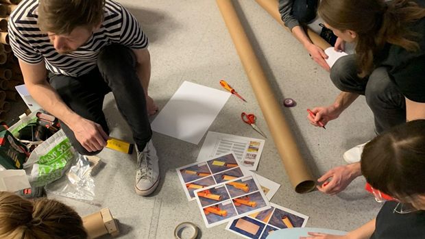 지난 2일(현지시간) 슬로바키아 브라티슬라바에 마련된 우크라이나 난민 보호소. 반 시게루가 설립한 자원건축가네트워크(VAN)는 이날 글로벌 가구업체 이케아가 지원한 천을 모아 39대의 종이집을 마련했다고 밝혔다./출처=자원건축가네트워크(VAN)