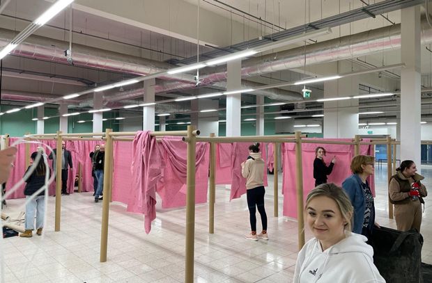 지난달 11일, 우크라이나 서부 국경에서 약 25㎞ 떨어진 폴란드 도시 헤움에 우크라이나 난민 보호소가 들어섰다. 반 시게루와 그가 설립한 비영리 단체는 폐점으로 빈 대형마트 테스코 매장에 난민 620명을 수용할 수 있는 ‘종이집’을 만들었다./출처=자원건축가네트워크(VAN)