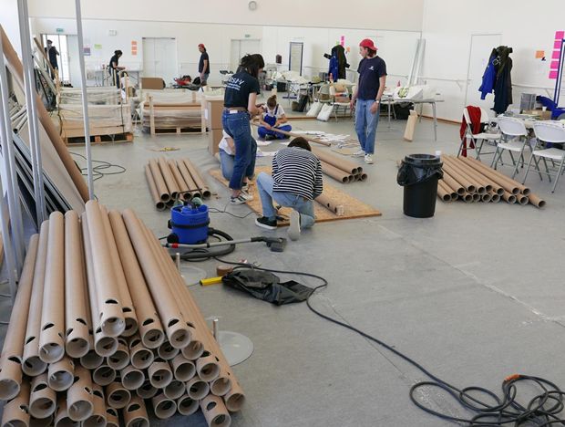 일본 건축가 반 시게루가 설립한 자원건축가네트워크(VAN)는 지난달 22일(현지시간)부터 사흘 간 프랑스 파리 10구와 12구 체육관 두 곳에 각 42개, 28개의 종이방을 완성했다. 반 시게루의 PPS(Paper Partition System)를 활용해 우크라이나 난민을 위한 2.2m×2.2m 크기의 임시 거처를 세웠다./출처=자원건축가네트워크(VAN)