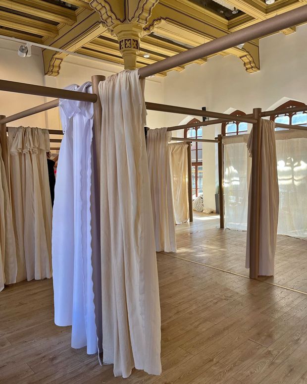 지난달 11일(현지시간) 폴란드 브로츠와프 글로프니 기차역에 우크라이나 난민을 위한 임시 거처가 마련됐다. 일본 건축가 반 시게루와 그가 설립한 비영리 단체 자원건축가네트워크(VAN) 활동가, 현지 대학생 등 자원봉사자는 반 시게루의  종이 칸막이 시스템, PPS(Paper Partition System)를 활용해 ‘종이집’을 마련했다./출처=브로츠와프 현지 활동가 마치에이 부코