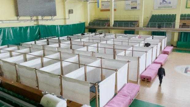 반 시게루가 설립한 자원건축가네트워크(VAN)는 지난달 25일(현지시간) 폴란드에 인접한 우크라이나 서부 르비우(리비우)의 수의과대학 건물에 빈 시게루의 종이 칸막이 시스템을 활용한 종이집 82대를 설치했다./출처=자원건축가네트워크(VAN)