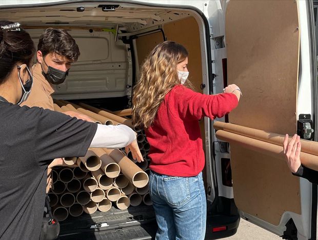 일본 건축가 반 시게루가 설립한 자원건축가네트워크(VAN)는 지난달 22일(현지시간)부터 사흘 간 프랑스 파리 10구와 12구 체육관 두 곳에 각 42개, 28개의 종이방을 완성했다. 반 시게루의 PPS(Paper Partition System)를 활용해 우크라이나 난민을 위한 2.2m×2.2m 크기의 임시 거처를 세웠다./출처=자원건축가네트워크(VAN)