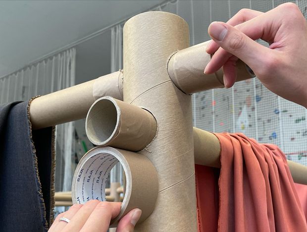 일본 건축가 반 시게루가 설립한 자원건축가네트워크(VAN)는 지난달 22일(현지시간)부터 사흘 간 프랑스 파리 10구와 12구 체육관 두 곳에 각 42개, 28개의 종이방을 완성했다. 반 시게루의 PPS(Paper Partition System)를 활용해 우크라이나 난민을 위한 2.2m×2.2m 크기의 임시 거처를 세웠다./출처=자원건축가네트워크(VAN)