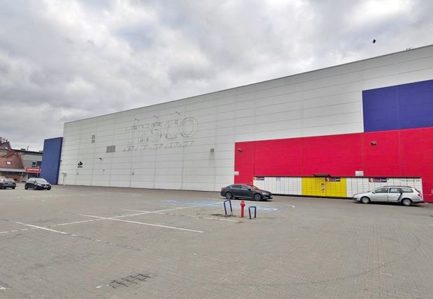 지난달 11일, 우크라이나 서부 국경에서 약 25㎞ 떨어진 폴란드 도시 헤움에 우크라이나 난민 보호소가 들어섰다. 반 시게루와 그가 설립한 비영리 단체는 폐점으로 빈 대형마트 테스코 매장에 난민 620명을 수용할 수 있는 ‘종이집’을 만들었다./출처=자원건축가네트워크(VAN)