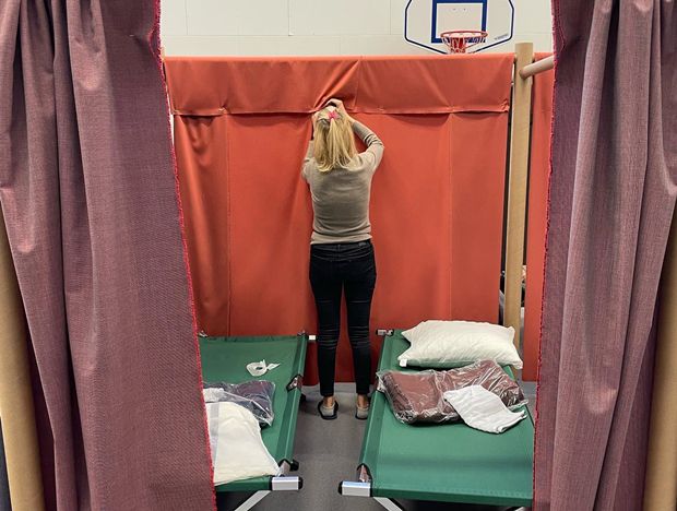 일본 건축가 반 시게루가 설립한 자원건축가네트워크(VAN)는 지난달 22일(현지시간)부터 사흘 간 프랑스 파리 10구와 12구 체육관 두 곳에 각 42개, 28개의 종이방을 완성했다. 반 시게루의 PPS(Paper Partition System)를 활용해 우크라이나 난민을 위한 2.2m×2.2m 크기의 임시 거처를 세웠다./출처=자원건축가네트워크(VAN)