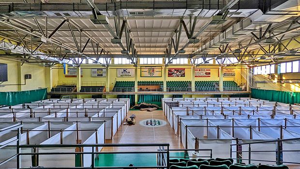 반 시게루가 설립한 자원건축가네트워크(VAN)는 지난달 25일(현지시간) 폴란드에 인접한 우크라이나 서부 르비우(리비우)의 수의과대학 건물에 빈 시게루의 종이 칸막이 시스템을 활용한 종이집 82대를 설치했다./출처=자원건축가네트워크(VAN)