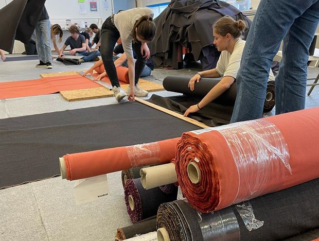 일본 건축가 반 시게루가 설립한 자원건축가네트워크(VAN)는 지난달 22일(현지시간)부터 사흘 간 프랑스 파리 10구와 12구 체육관 두 곳에 각 42개, 28개의 종이방을 완성했다. 반 시게루의 PPS(Paper Partition System)를 활용해 우크라이나 난민을 위한 2.2m×2.2m 크기의 임시 거처를 세웠다./출처=자원건축가네트워크(VAN)