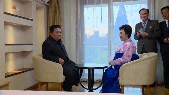 리춘히 아나운서 고급주택 - 김정은 북한 국무위원장이 지난 13일 평양 보통강 강안(강변) 다락식(테라스식) 주택구에 있는 새집을 리춘히 조선중앙TV 아나운서에게 선물했다고 14일 조선중앙TV가 보도했다. 창밖으로 초고층 류경호텔이 보인다. 조선중앙TV 화면 2022.4.14