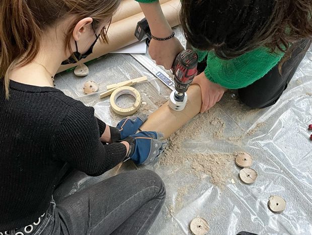일본 건축가 반 시게루가 설립한 자원건축가네트워크(VAN)는 지난달 22일(현지시간)부터 사흘 간 프랑스 파리 10구와 12구 체육관 두 곳에 각 42개, 28개의 종이방을 완성했다. 반 시게루의 PPS(Paper Partition System)를 활용해 우크라이나 난민을 위한 2.2m×2.2m 크기의 임시 거처를 세웠다./출처=자원건축가네트워크(VAN)