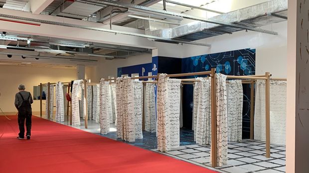 지난 2일(현지시간) 슬로바키아 브라티슬라바에 마련된 우크라이나 난민 보호소. 반 시게루가 설립한 자원건축가네트워크(VAN)는 이날 글로벌 가구업체 이케아가 지원한 천을 모아 39대의 종이집을 마련했다고 밝혔다./출처=자원건축가네트워크(VAN)