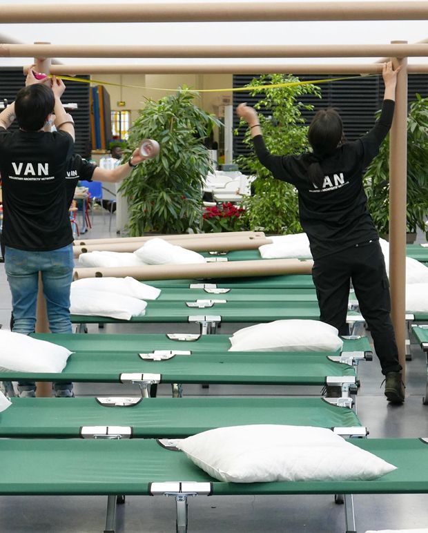 일본 건축가 반 시게루가 설립한 자원건축가네트워크(VAN)는 지난달 22일(현지시간)부터 사흘 간 프랑스 파리 10구와 12구 체육관 두 곳에 각 42개, 28개의 종이방을 완성했다. 반 시게루의 PPS(Paper Partition System)를 활용해 우크라이나 난민을 위한 2.2m×2.2m 크기의 임시 거처를 세웠다./출처=자원건축가네트워크(VAN)