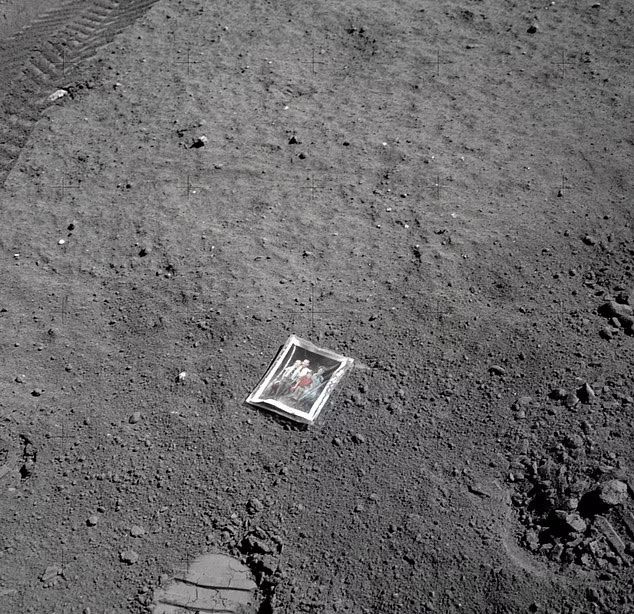월면 위에 두고 온 듀크의 가족사진. 원본 필름을 리마스터한 사진. / NASA