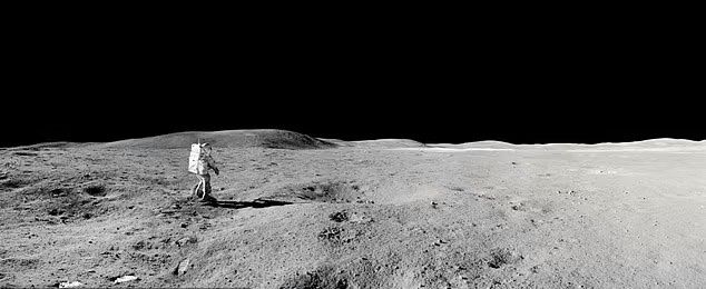 찰스 듀크는 딱 50년 전 아폴로 16호 임무 동안 데카르트 고원의 숨막히는 전경을 감상했다./ NASA