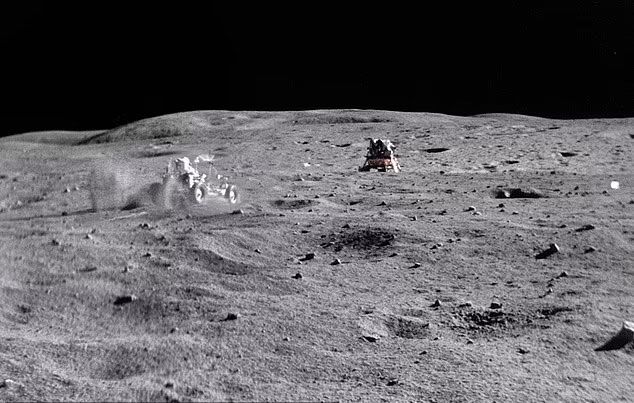 16㎜ 영화 필름의 여러 프레임을 겹쳐서 제작 - 달에 있는 우주비행사의 ‘집’, 달 착륙선 오리온과 함께 ‘그랑프리’에서 볼 수 있는 월면차의 흙먼지./ NASA