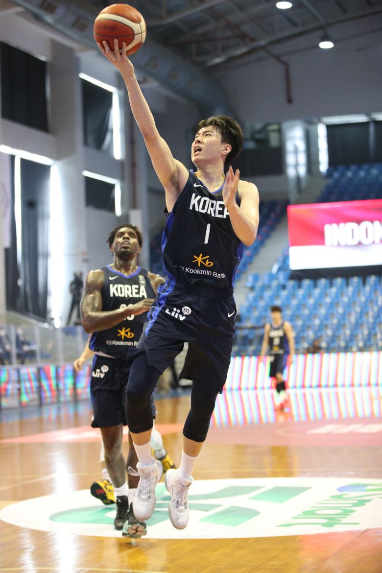 사진은 이현중(가운데)이 지난해 6월 17일(현지시간) 필리핀 앙헬레스에서 열린 2021 국제농구연맹(FIBA) 아시아컵 예선 A조 4차전 대한민국과 인도네시아 경기에서 레이업슛을 하고 있는 모습. 이현중은 이날 경기에서 3점슛 4개를 포함해 21득점, 9리바운드를 기록했다. 2021.6.17 대한민국농구협회 제공. 연합뉴스