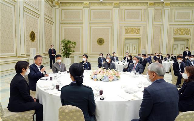 (서울=뉴스1) 이광호 기자 = 문재인 대통령이 28일 청와대 영빈관에서 열린 코로나19 방역 관계자 격려 오찬 간담회에서 발언하고 있다. 2022.4.28 뉴스1